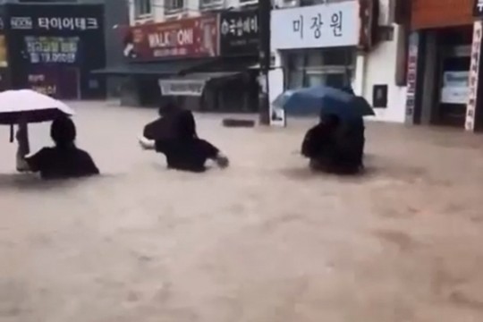 㸮  賭 Ͱ  (=մ)   찡  17   ϱ  Ÿ ùΰ л  ̱   ġ Ͱϰ ִ. [ . ó : մ]