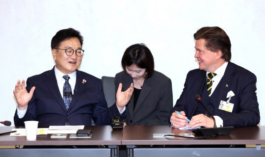   ȵ巹ƽ 븦  ȸ  ڸ ϰ ִ.